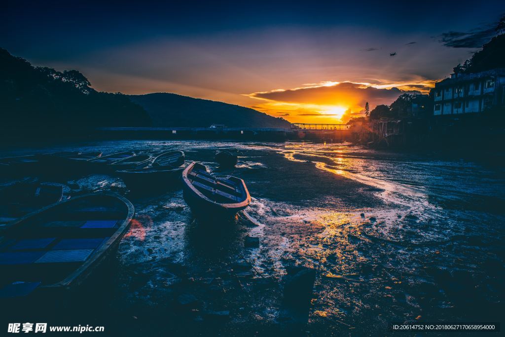 夕阳下的河道风景