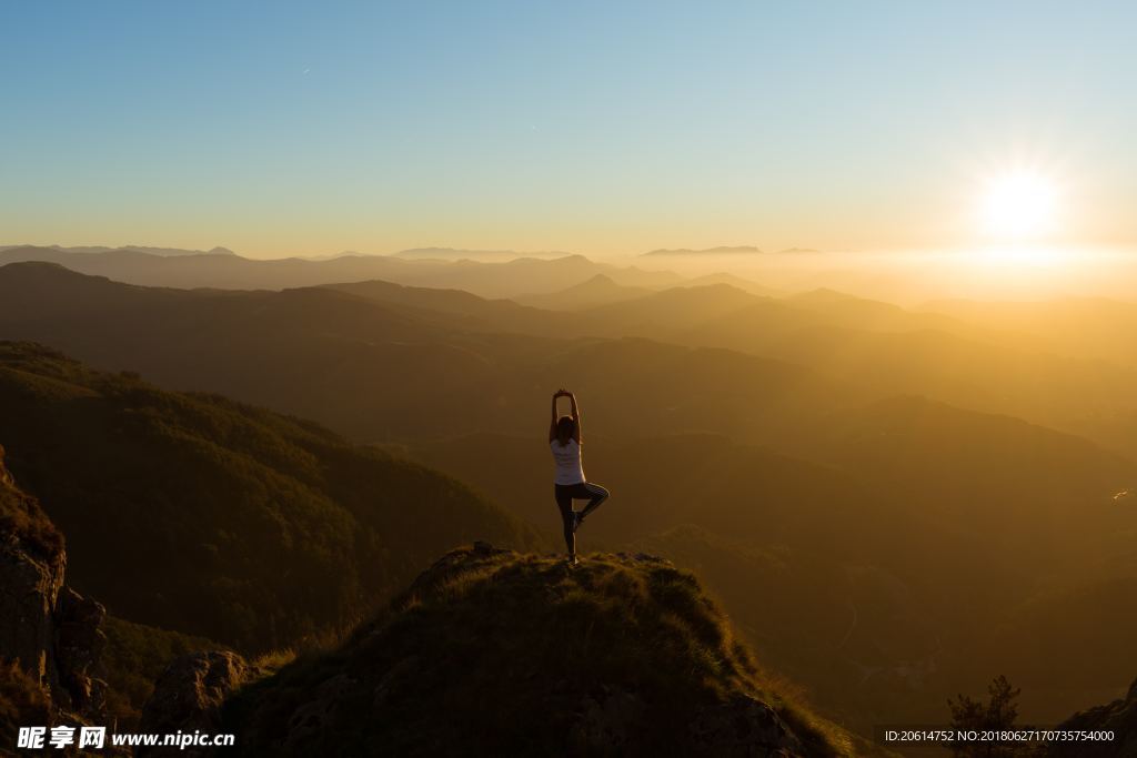 夕阳下的大山风景