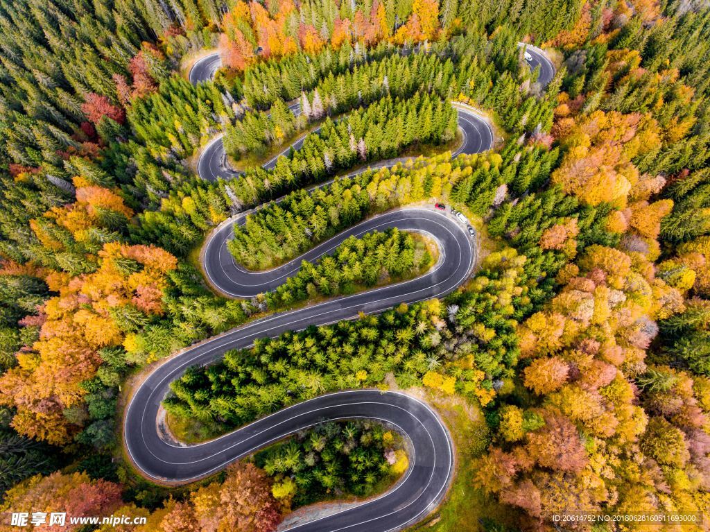 蜿蜒盘旋的山路风景