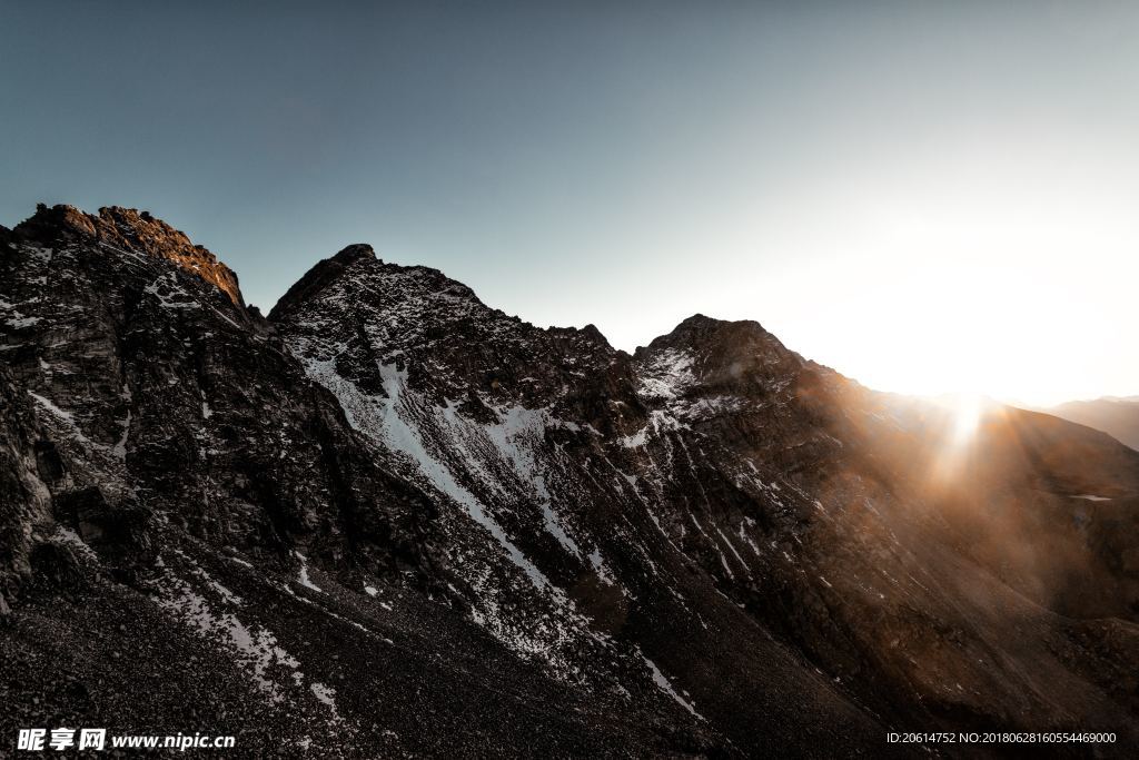 夕阳下的大山风光