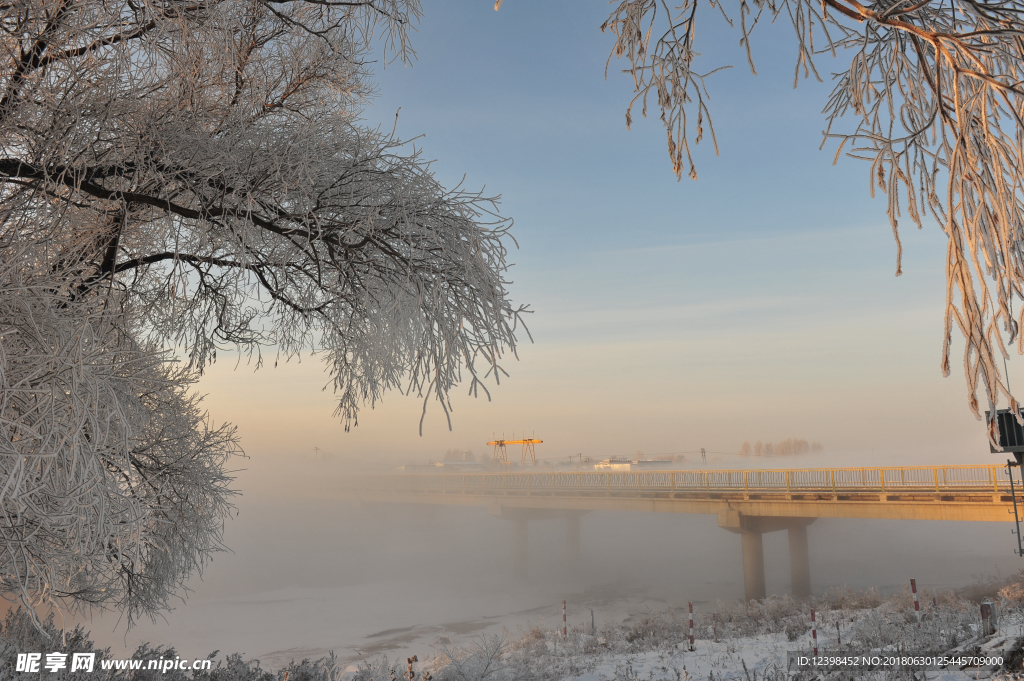 江边雪景