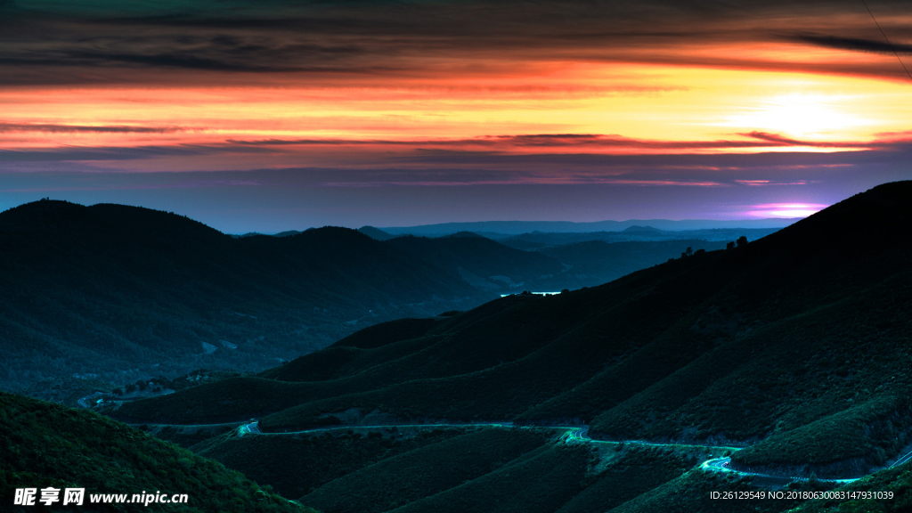 夕阳下的大山