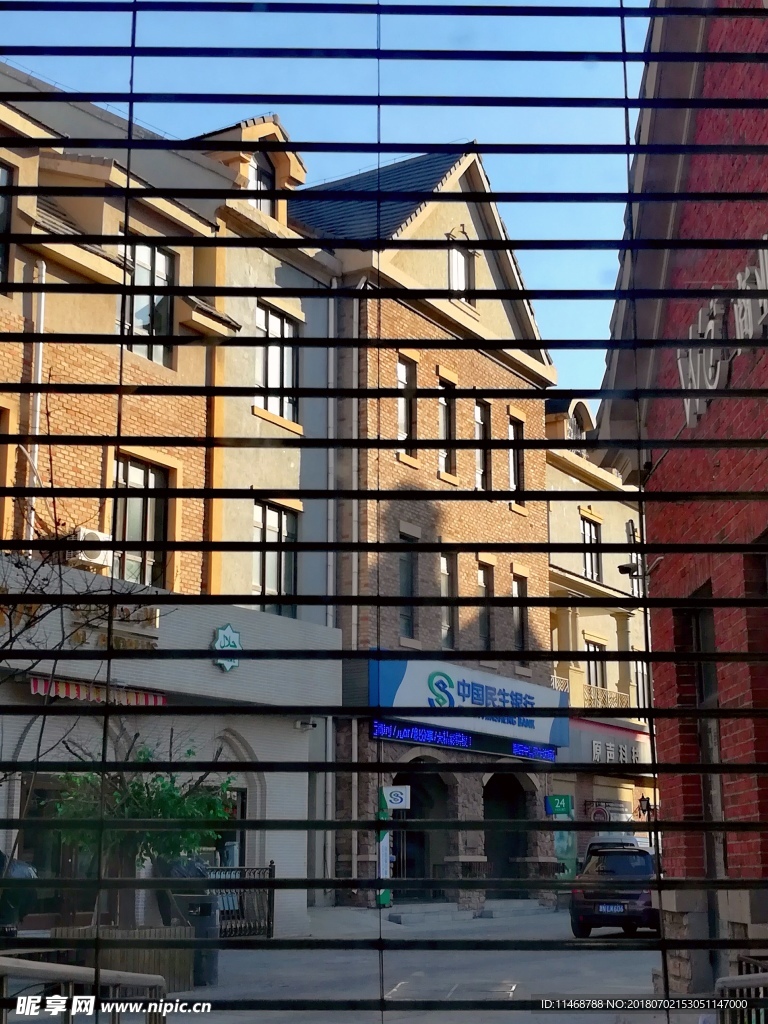 百叶窗后