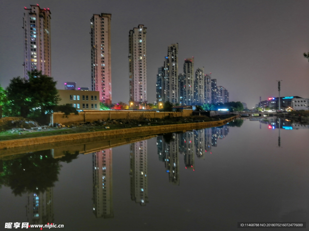 夜色倒映卫津河