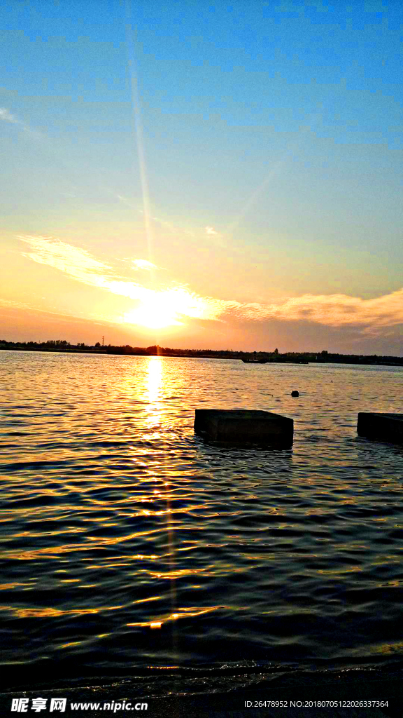 江边夕阳背景