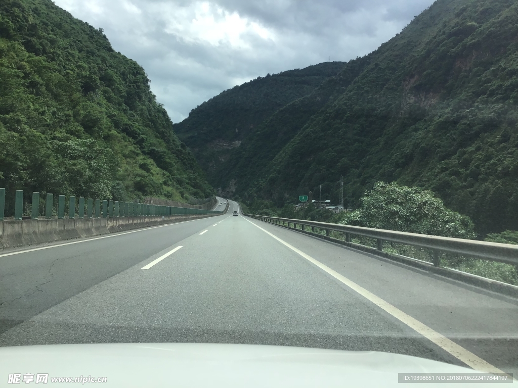 大山里的公路风景图