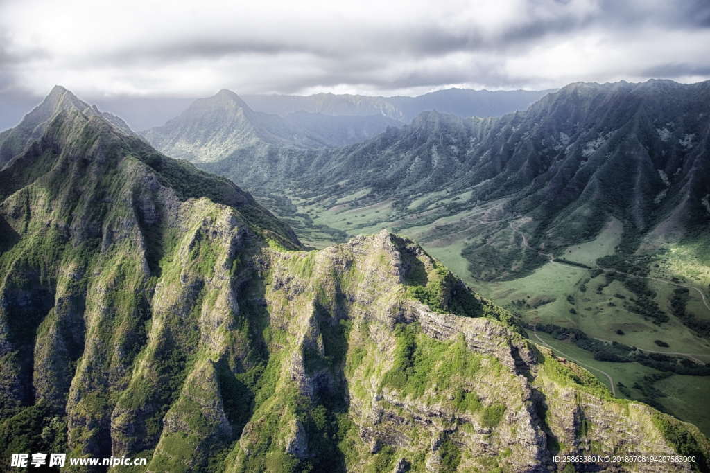 峡谷  山脉