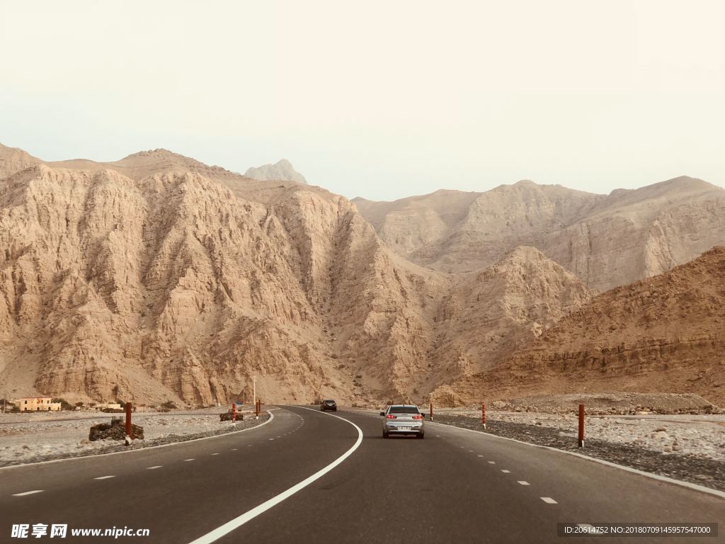 穿越高山的道路