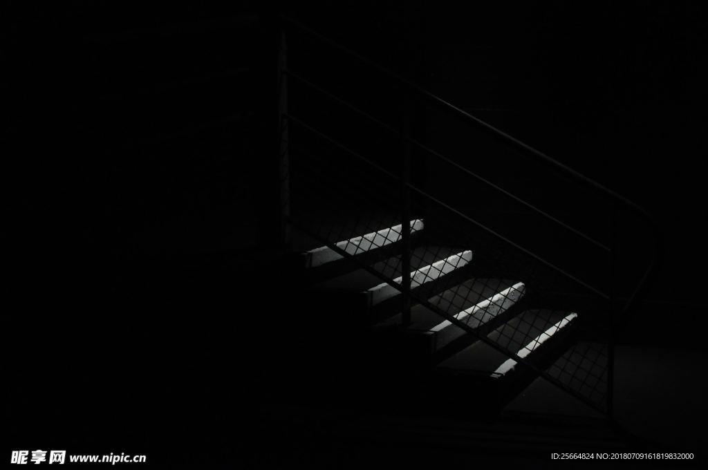 夜晚的楼梯