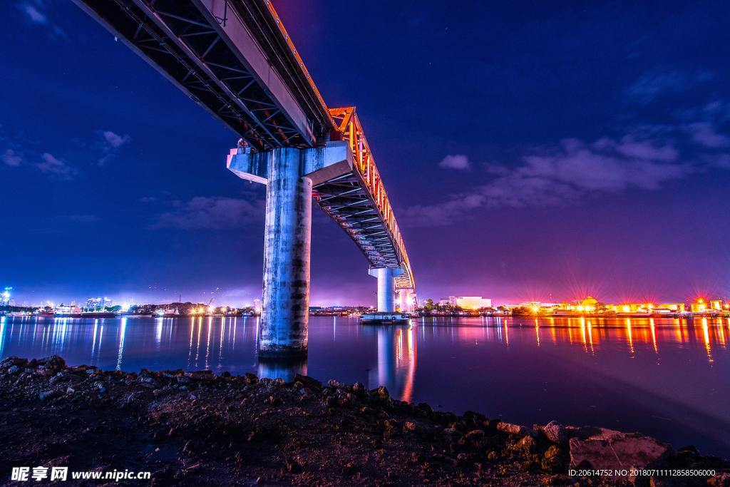 夜色下的河道风景