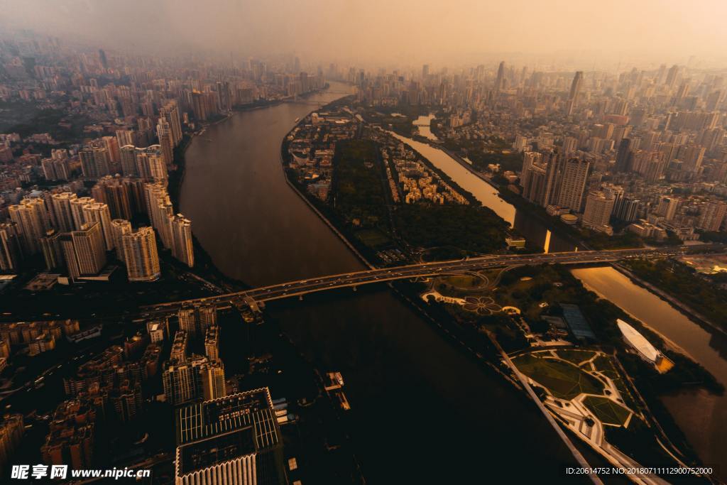 夕阳下的城市风景