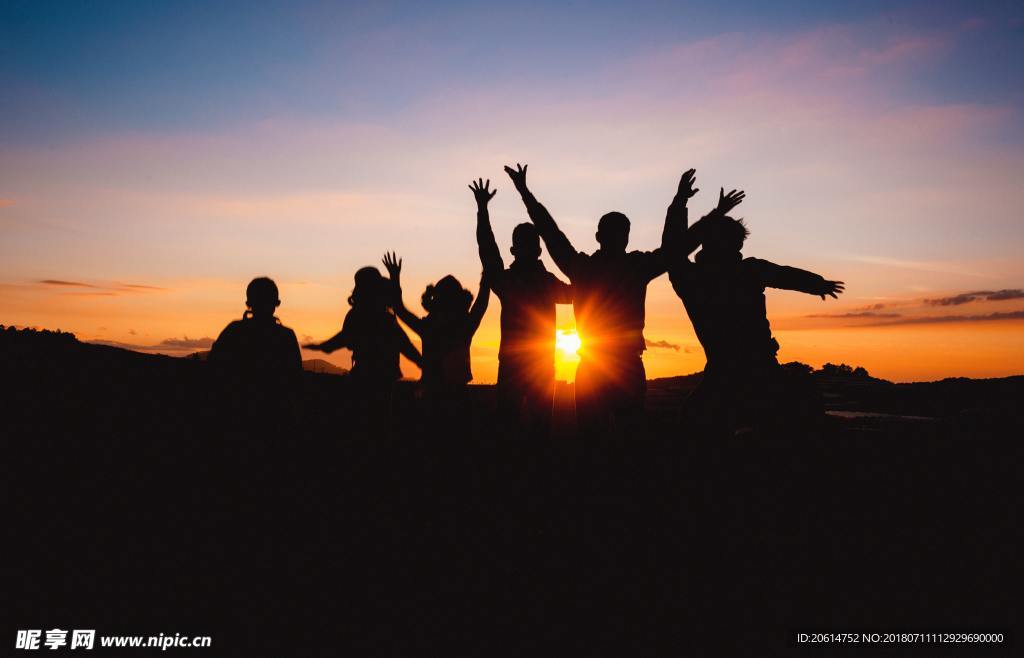 夕阳下的少年们
