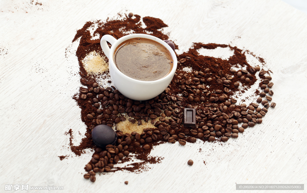 一杯巧克力爱心咖啡