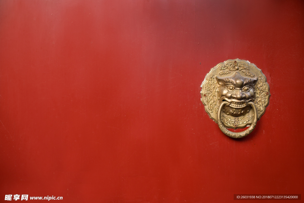 古建筑的红色大门铜环