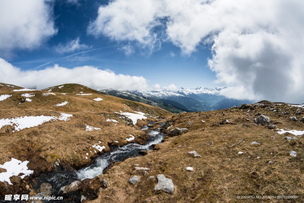 蓝天下的高山风景