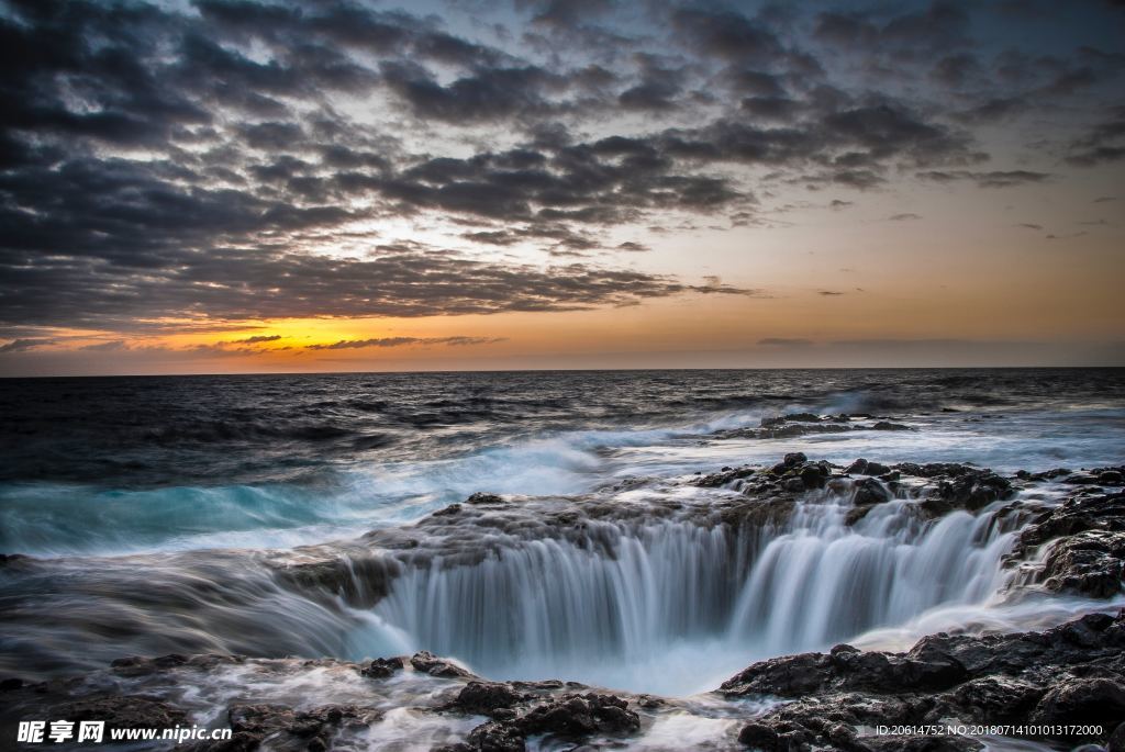 夕阳下的河道风景