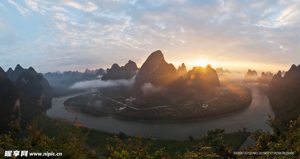 夕阳下的山水风景