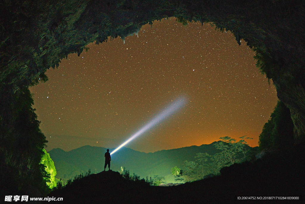 夜色下的山洞美景