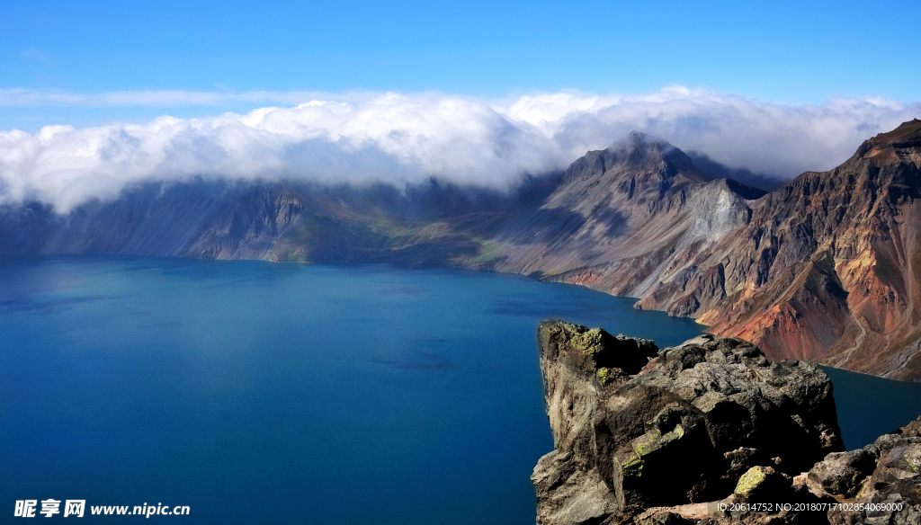 蓝天下的山水美景