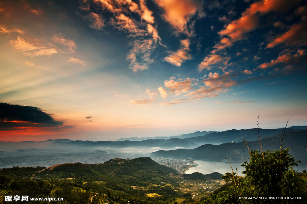 夕阳下的大山风光