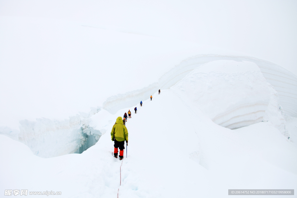 攀登雪山