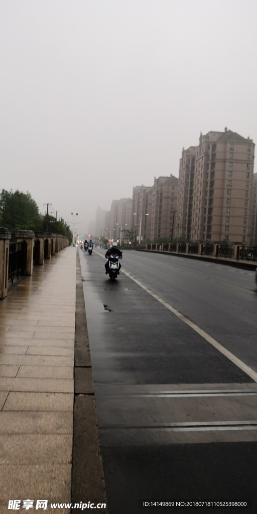 雨后路景