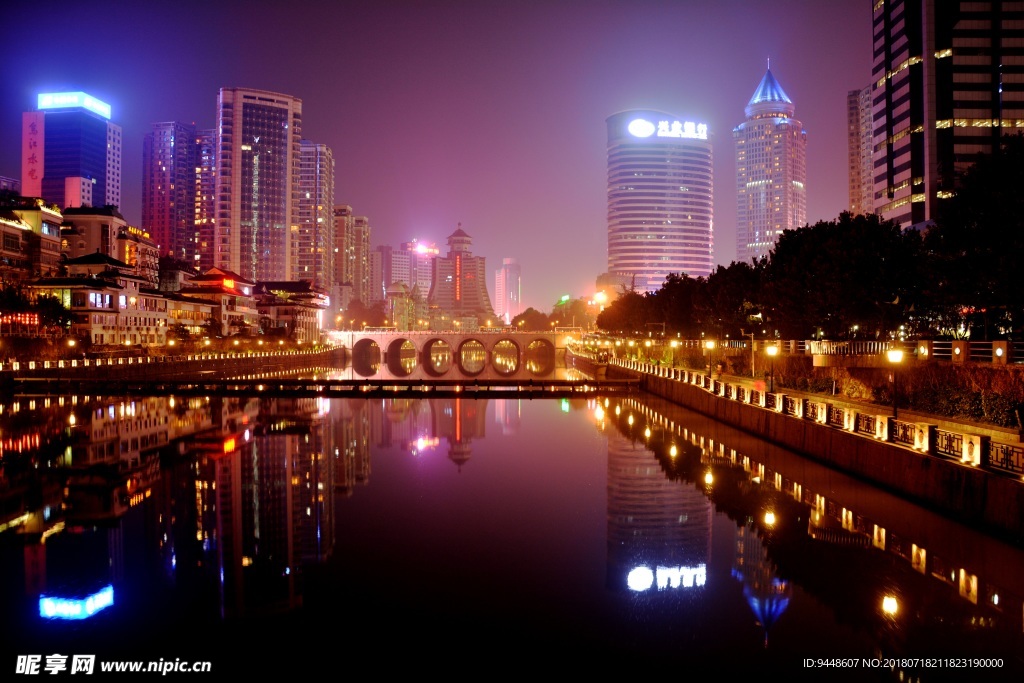 滨海城市建筑夜景图片