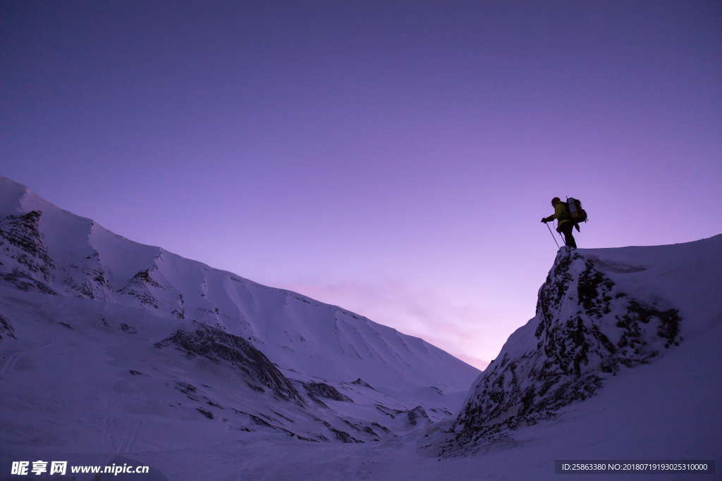 登山  雪山