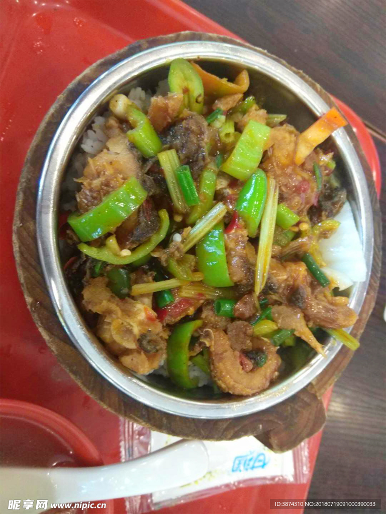 红烧鱼块木桶饭