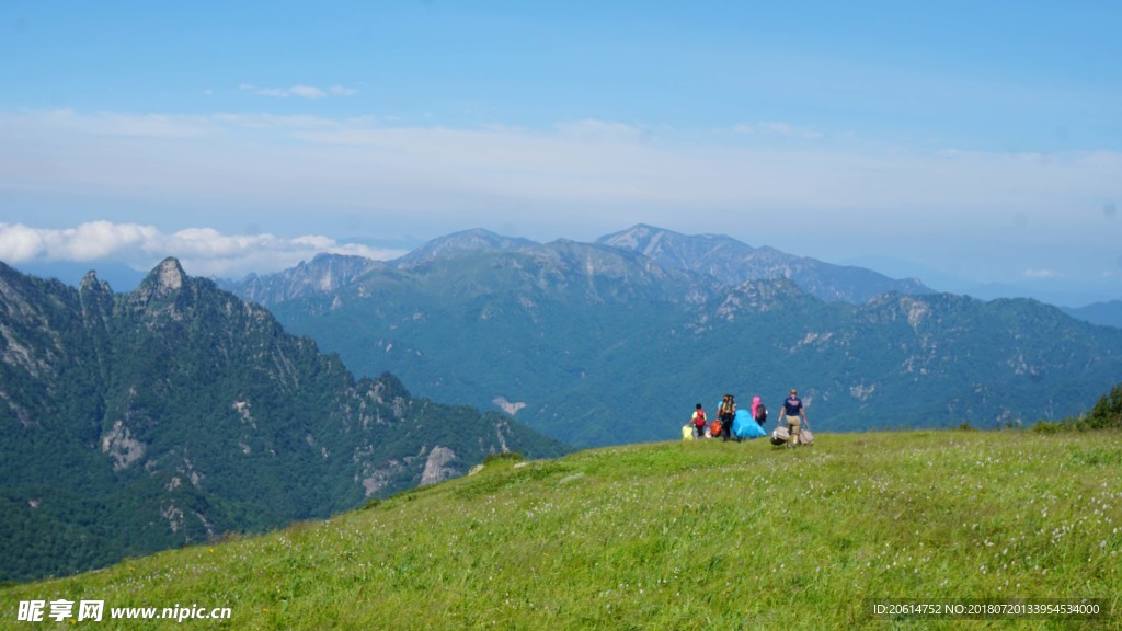 蓝天下的大山风光