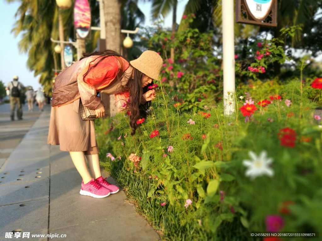 闻花香的少女