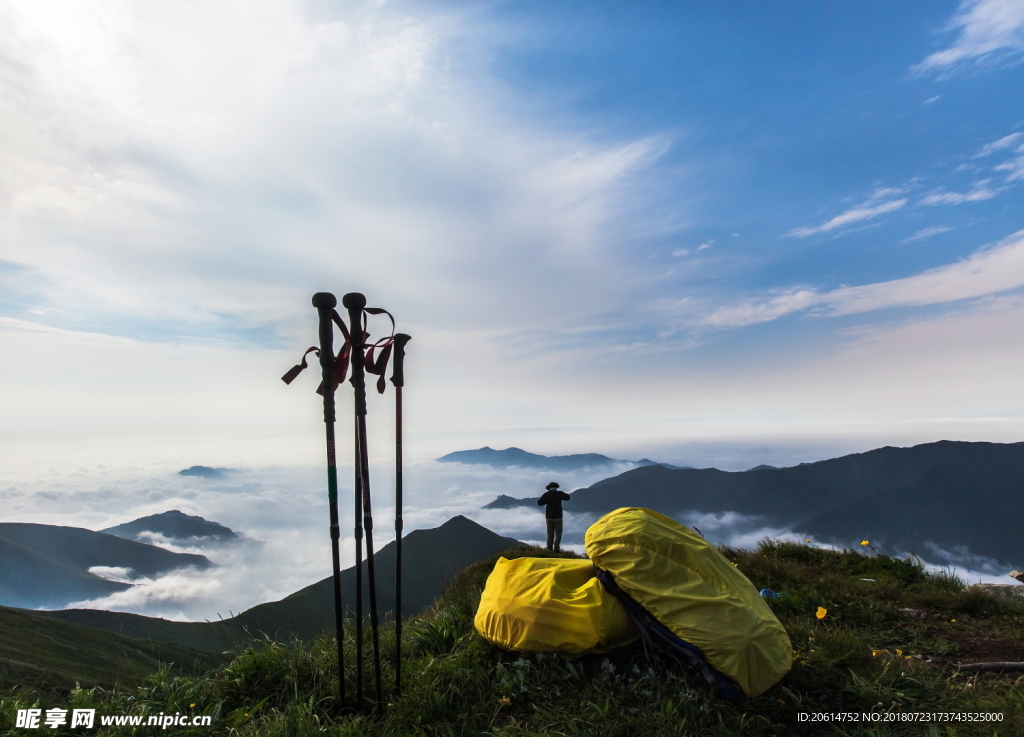 蓝天下的大山风光