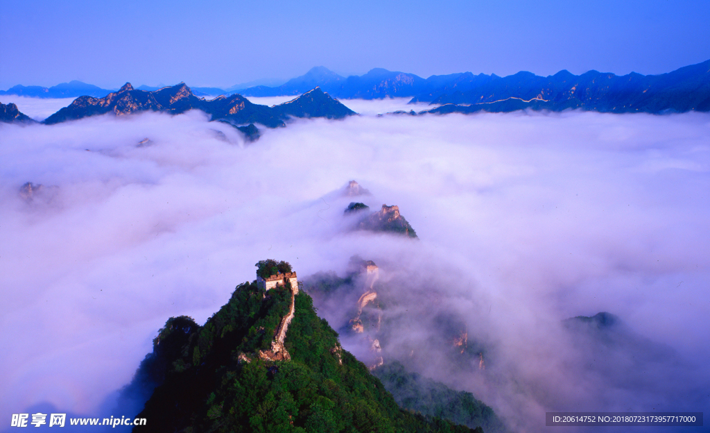 云雾缭绕的大山风景