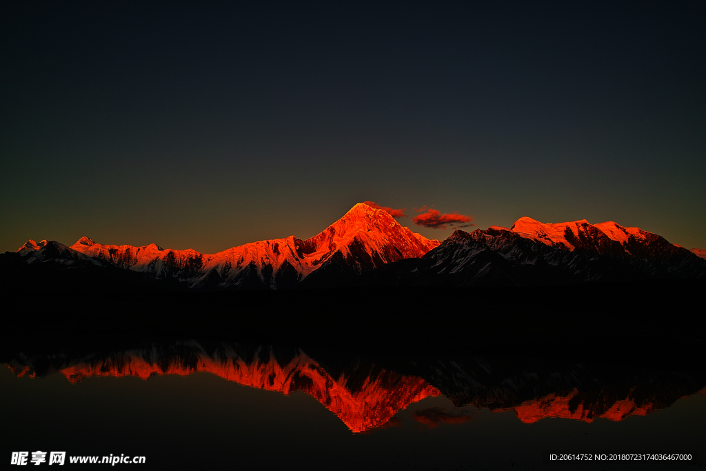 夕阳下的大山风光