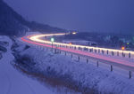黄昏下的公路雪景