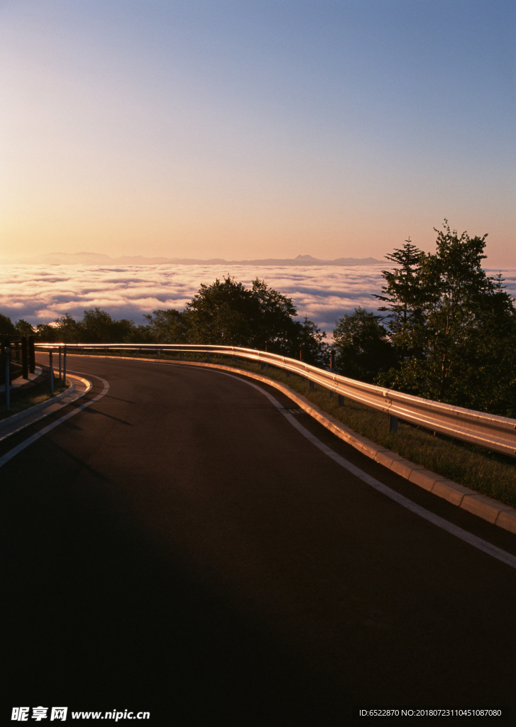 黄昏下的云海景色 道路风景