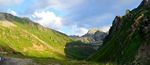 宽屏高山绿色山坡高清图