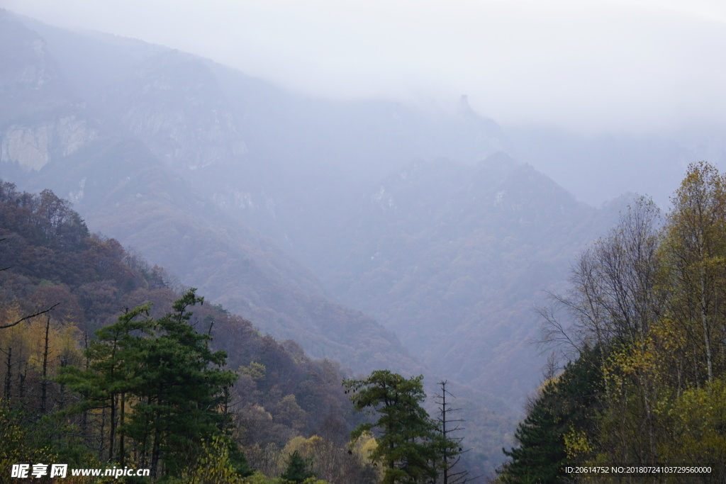 重峦叠嶂的大山风光