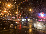 夜景下雨天窗外