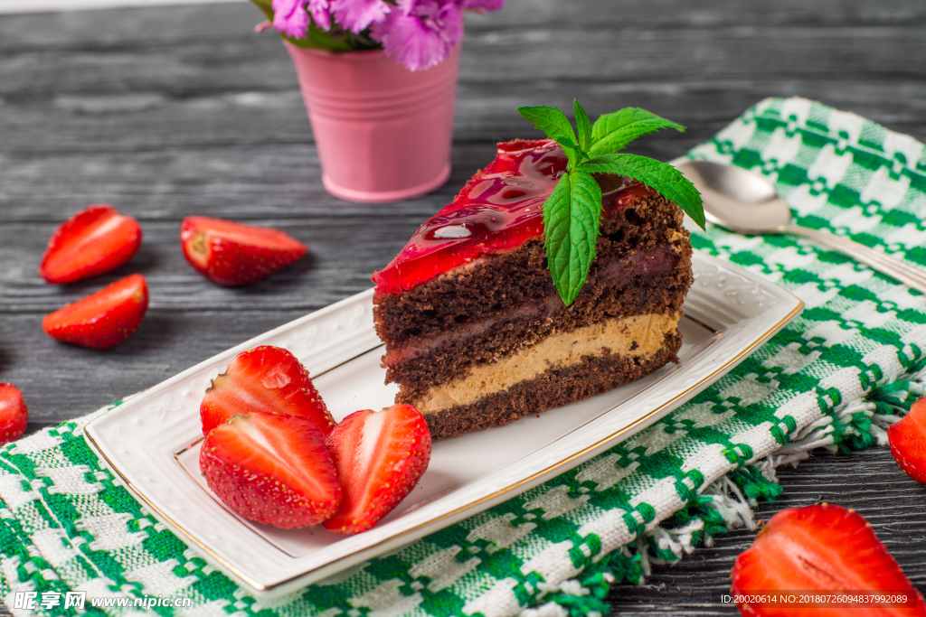 切开的草莓巧克力蛋糕