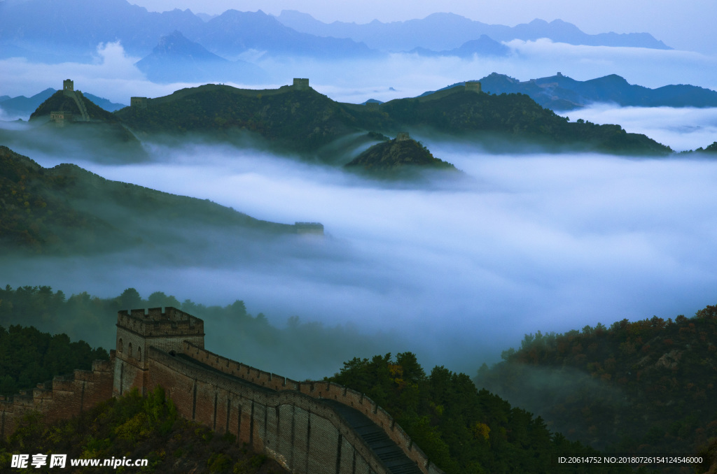 云雾缭绕的大山风光