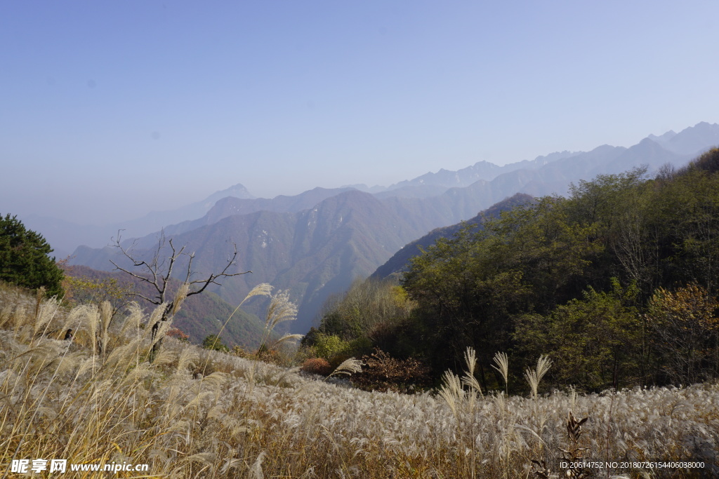 蓝天下的大山风光