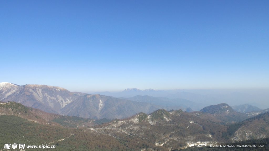 蓝天下的大山风光