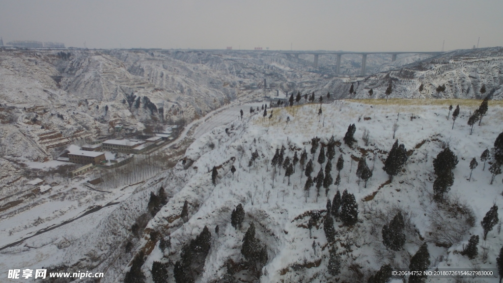 冬日里的雪山风光