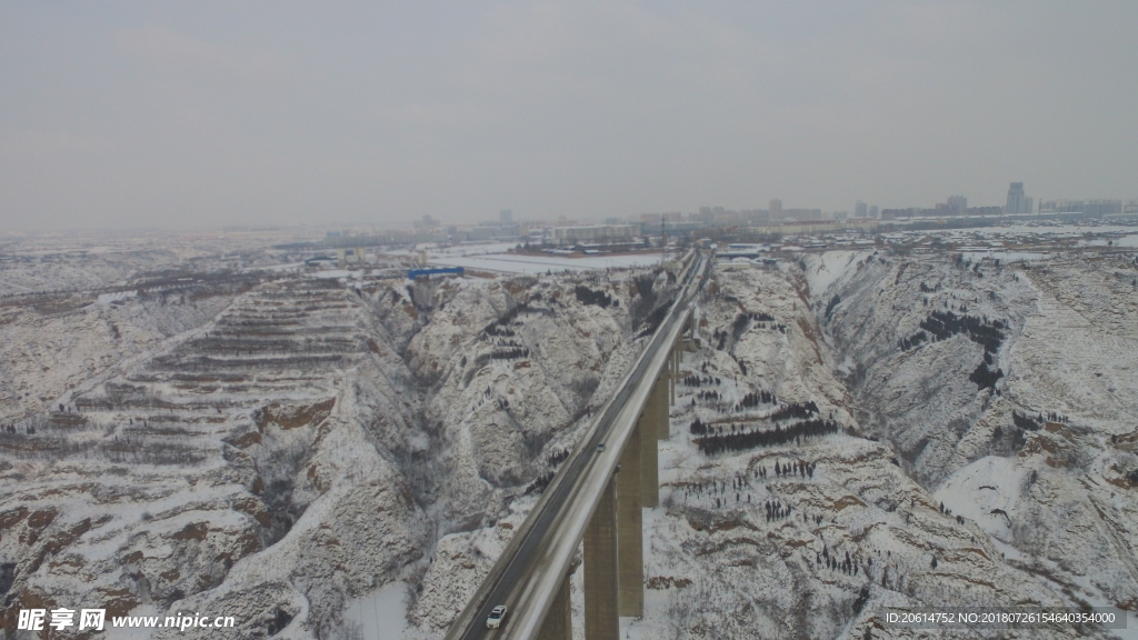 冬日里的雪山风光