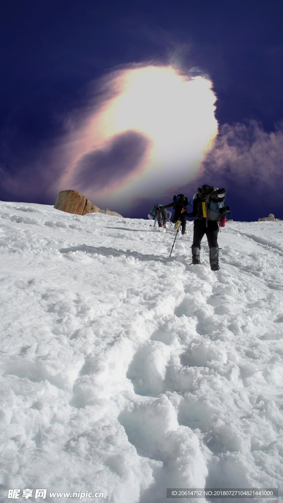 攀登雪山