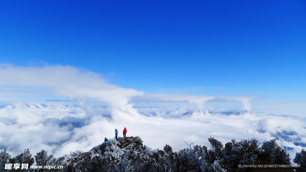 蓝天下的雪山风光