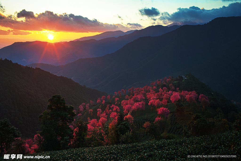 夕阳下的大山风光