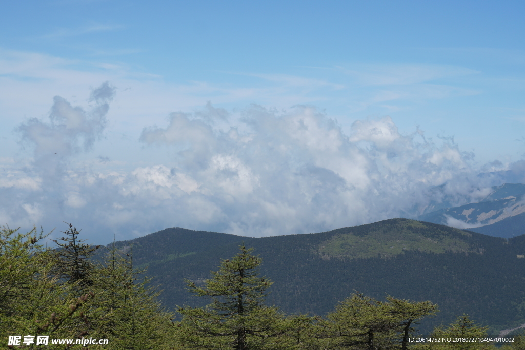 蓝天下的大山风光