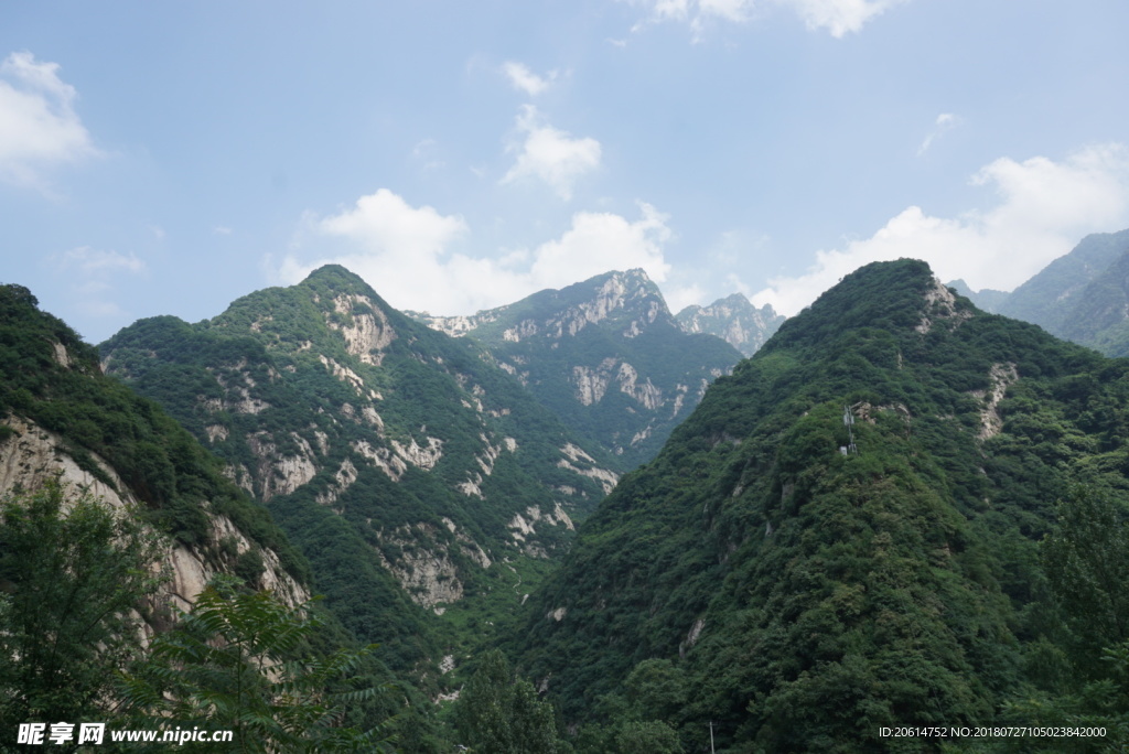 蓝天下的大山风光